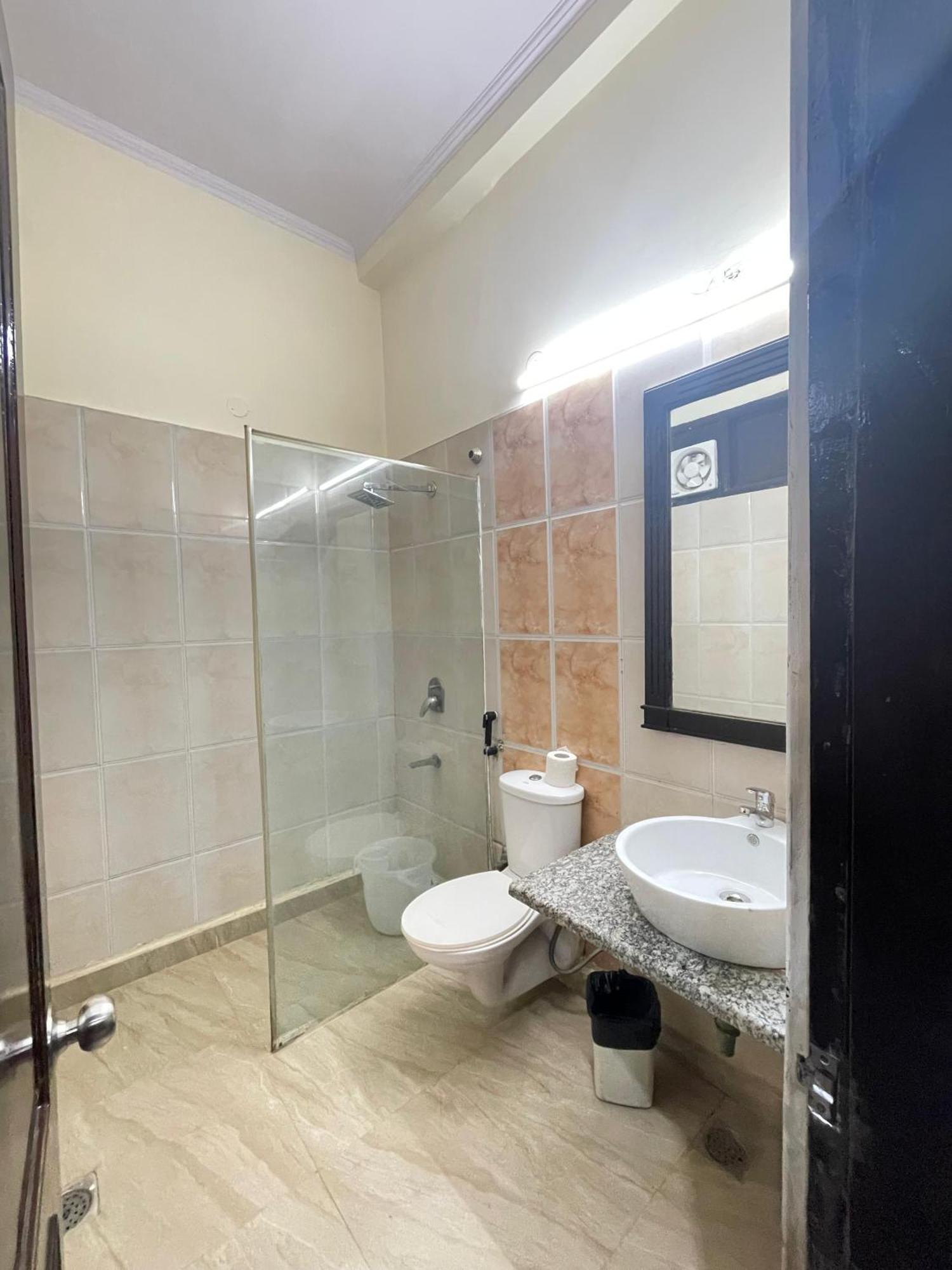 Hotel Radiance Delhi  Bagian luar foto