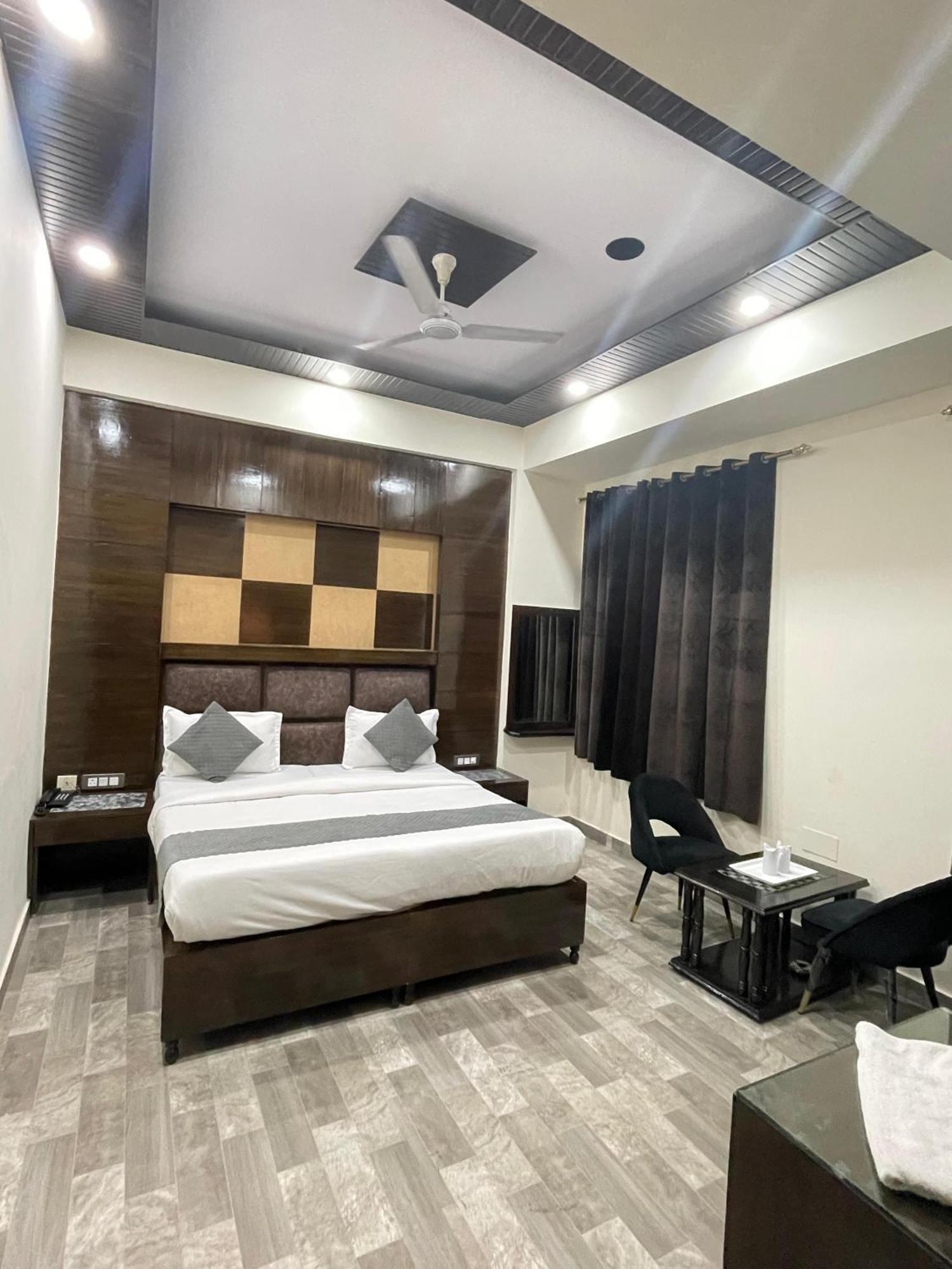 Hotel Radiance Delhi  Bagian luar foto